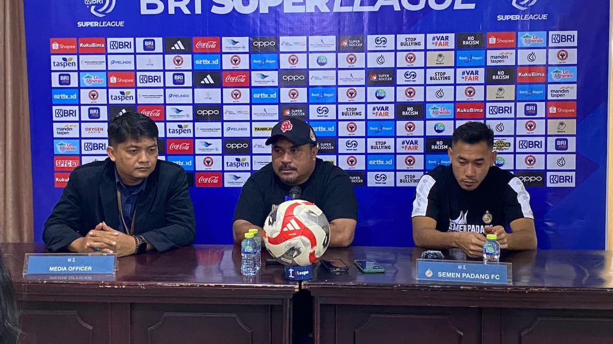 Imran Nahumarury Saat Press Conference ( Foto: Semen Padang)